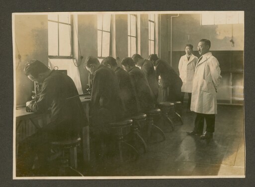 鉱山工学科第2期卒業記念写真帖(1929年) (顕微鏡実験)