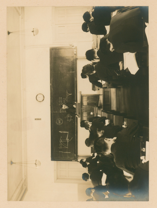 電気工学科第14期卒業記念写真帖(1943年) (清水教授の最終講義_電気機械第三(第236教室))