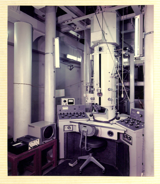 北海道大学百周年工学部公開記念行事 写真展2(1974年) (超高圧電子顕微鏡(超高圧電子顕微鏡室))