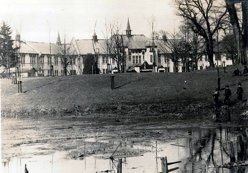 白堊館 (太田守関係資料(写真0001)　工学部と大野池(1952年春))