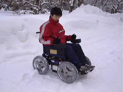 図１　四輪駆動型電動車椅子の雪路走行実験