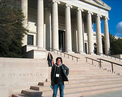 ワシントンDCのスミソニアン博物館の前で
