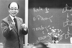 北大工学部教授時代、学内で講義する鈴木先生（1979年）