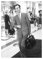 羽田空港から米国に出発する鈴木先生（1963年）