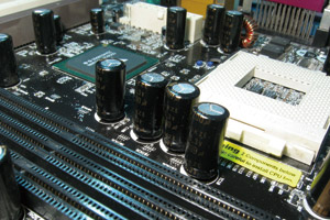 図3 パソコンに使われている電解コンデンサ
