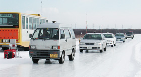 図1 冬期のツルツル路面での走行試験（車の屋根にあるのがRTK-GPSアンテナ）