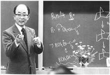 北大工学部教授時代、学内で講義する鈴木先生（1979年）