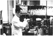 米パデュー大学で研究に没頭する鈴木先生(1964年)