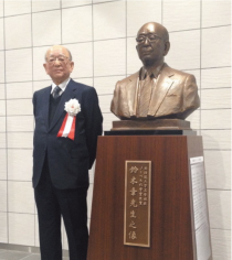 鈴木章先生、胸像と記念撮影。