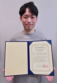 テーブル, 持つ, キッチン, シャツ が含まれている画像

自動的に生成された説明