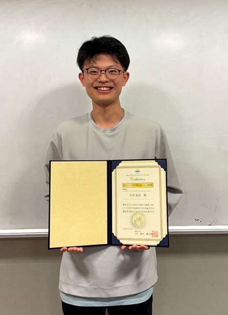 屋内, 人, 男, 立つ が含まれている画像
AI 生成コンテンツは誤りを含む可能性があります。