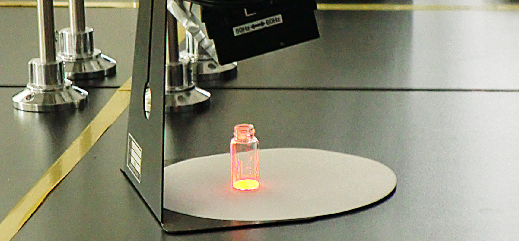 先端材料化学研究室の新型発光体