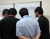 学会発表で質問に答えています
