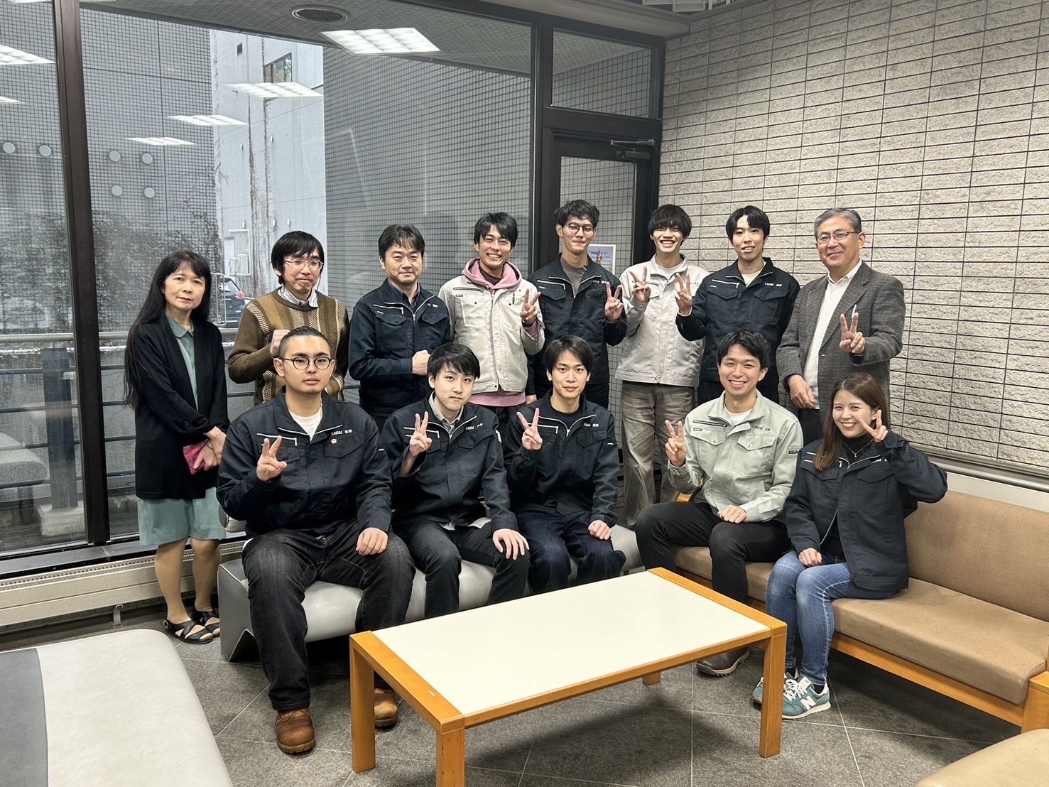 集合写真: 材化棟エントランスにて